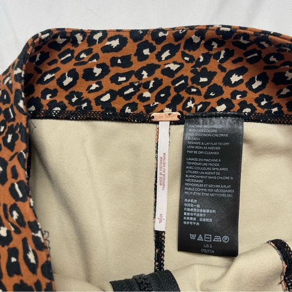 Free People Lucky Strike Leopard Cheetah Brown Zip Front Biker Shorts Size Small - Picture 4 of 6
